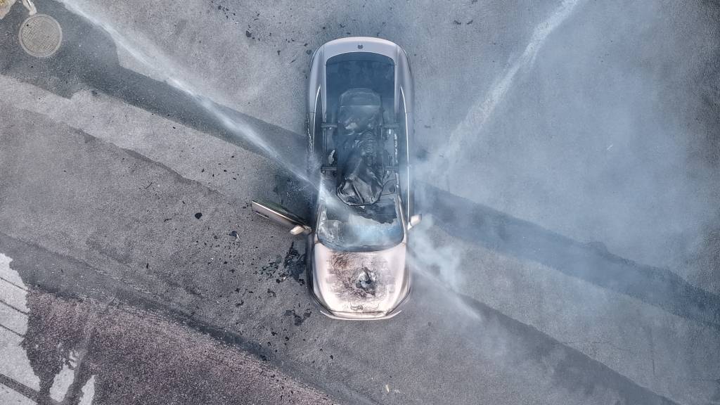 一辆蔚来牌轿车在大理一景区外起火<strong></p>
<p>资讯快车</strong>，一家四口撤离及时无伤亡