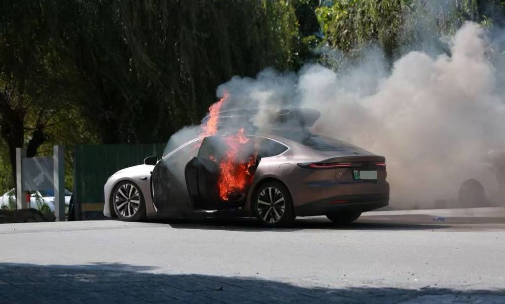 一辆蔚来牌轿车在大理一景区外起火<strong></p>
<p>资讯快车</strong>，一家四口撤离及时无伤亡