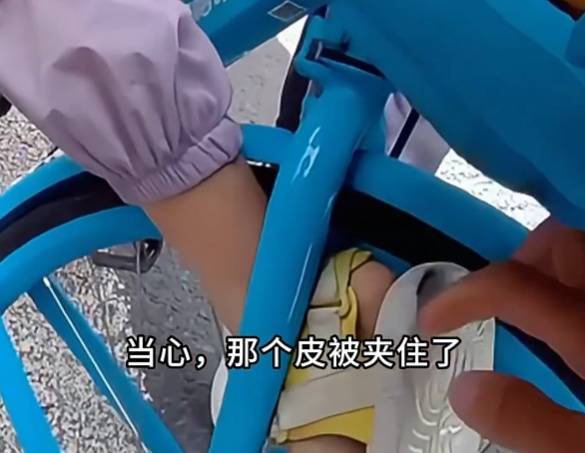 看着都疼<strong></p>
<p>新闻资讯</strong>!上海街头一男子突然求助:10岁女儿被死死卡住!这个行为太危险→