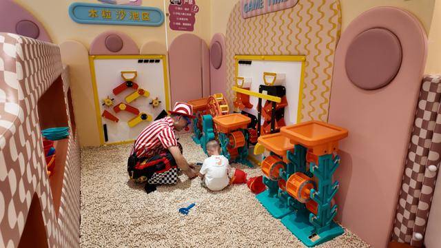 海底捞<strong></p>
<p>新闻资讯</strong>,和西贝“抢娃”