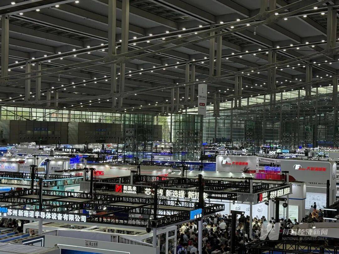 “我们特地赶早来的<strong></p>
<p>新闻资讯</strong>,你们的光刻机在哪里?”深圳一家成立才几年的公司,今天爆火!