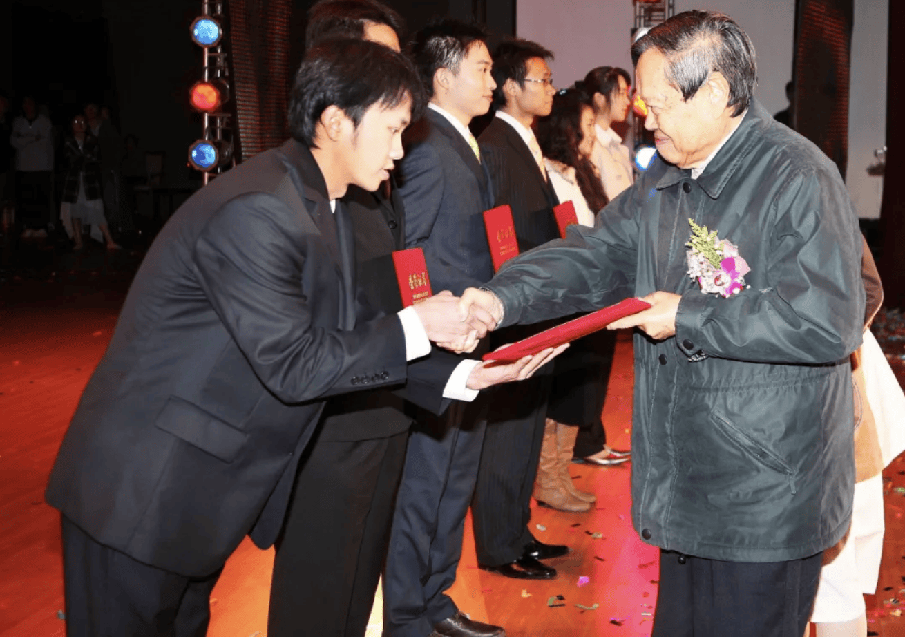 杨振宁为什么连续32年担任东莞理工学院名誉校长<strong></p>
<p>张店卓创资讯怎么样</strong>?