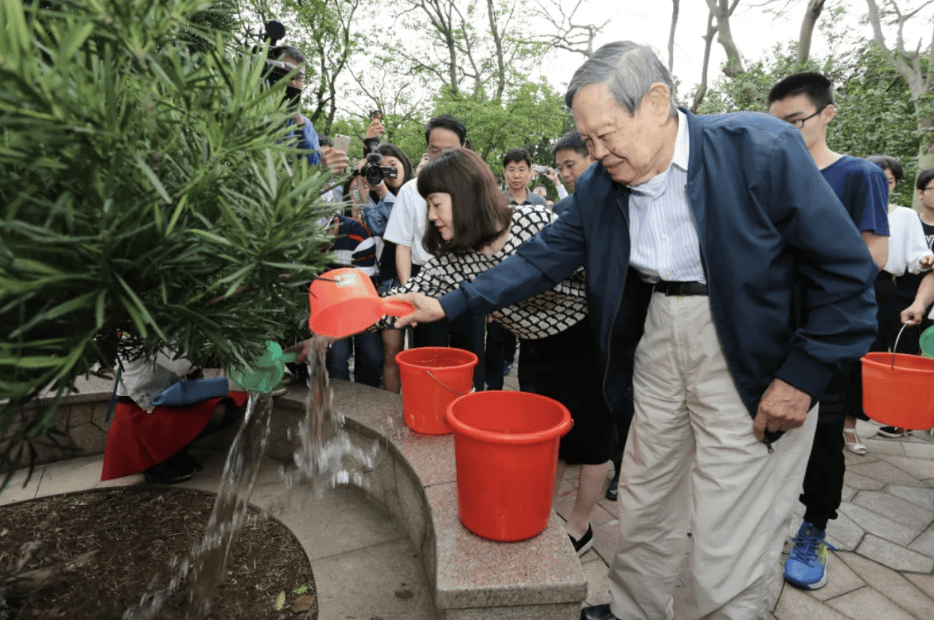 杨振宁为什么连续32年担任东莞理工学院名誉校长<strong></p>
<p>张店卓创资讯怎么样</strong>?