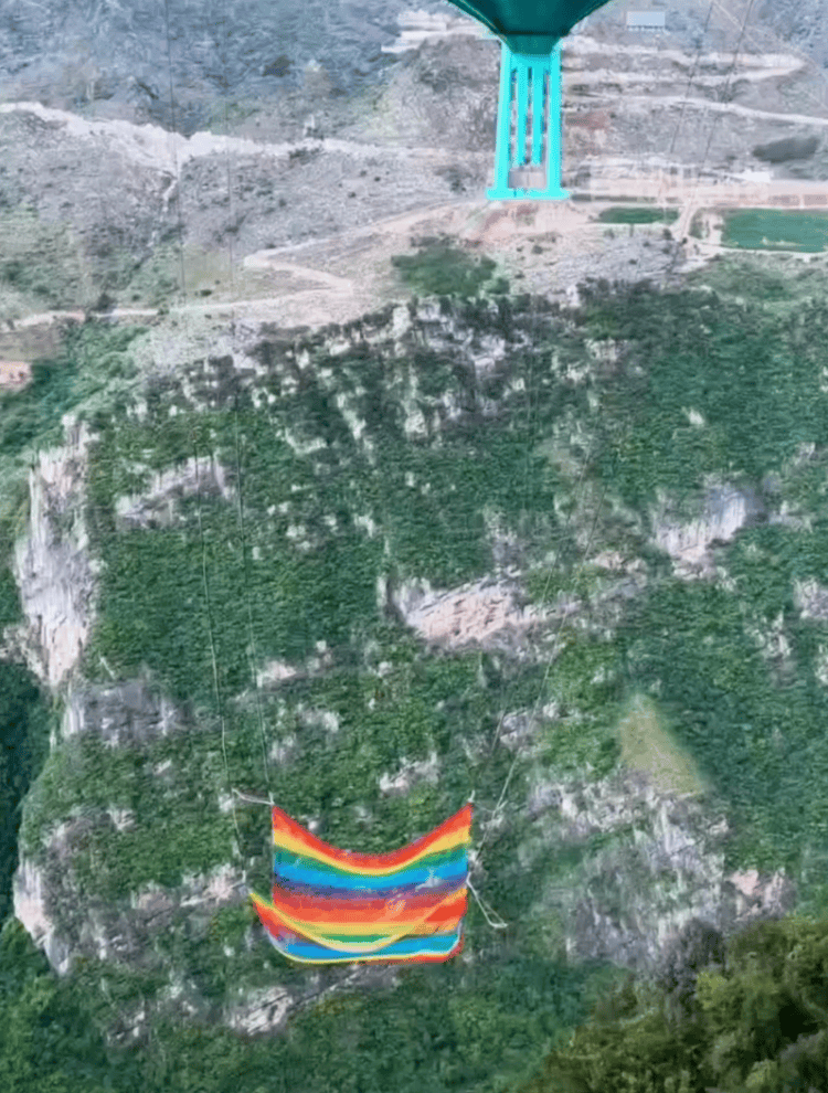贵州花江峡谷大桥无绳蹦极引热议<strong></p>
<p>张店卓创资讯怎么样</strong>,工作人员:20-50米高度自选,下方有160㎡安全网接住