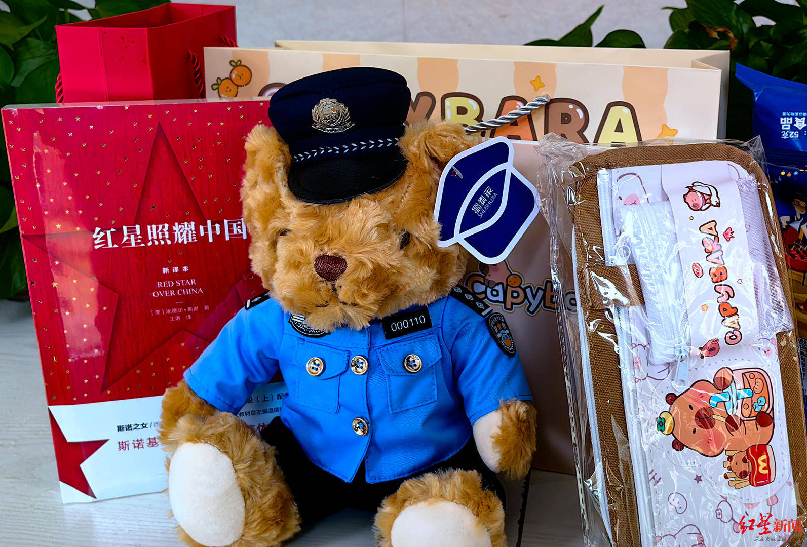 初二男生捡到1.4万余元现金<strong></p>
<p>西安博通资讯股份</strong>,淡定拍视频后报警物归失主,民警送“奖”到校园