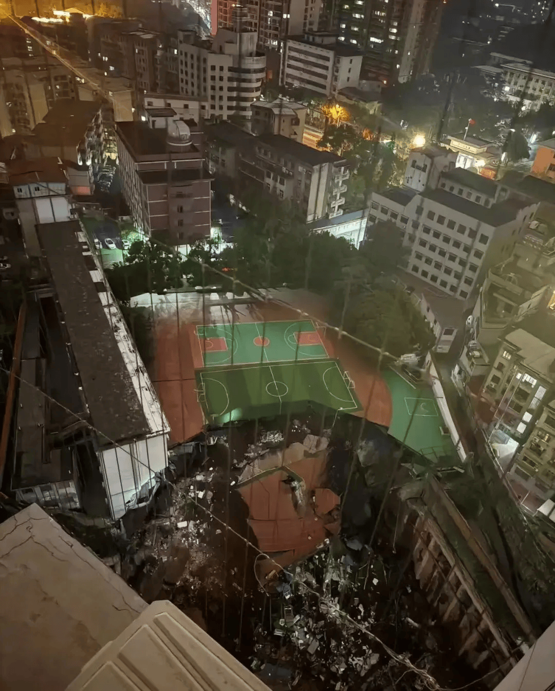 近4000人小学突发坍塌形成巨大坑洞，操场塌下去一半，“还好发生在夜里”