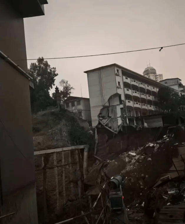 近4000人小学突发坍塌形成巨大坑洞<strong></p>
<p>西安博通资讯股份</strong>,操场塌下去一半,“还好发生在夜里”