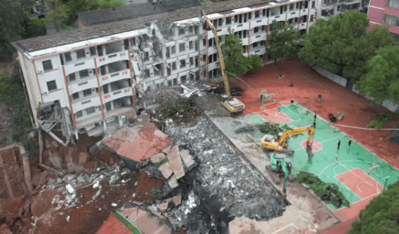 近4000人小学突发坍塌形成巨大坑洞<strong></p>
<p>西安博通资讯股份</strong>,操场塌下去一半,“还好发生在夜里”