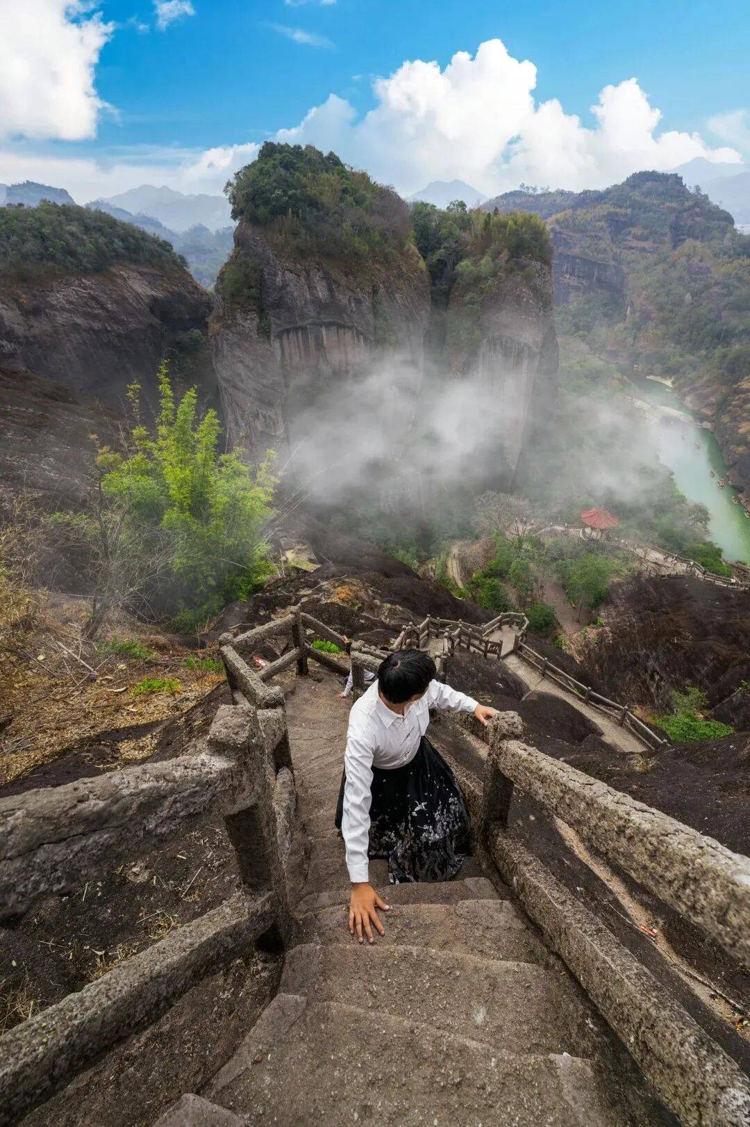为什么年轻人迷上了爬山? | 秋高气爽<strong></p>
<p>西安博通资讯股份</strong>,是时候出发了→