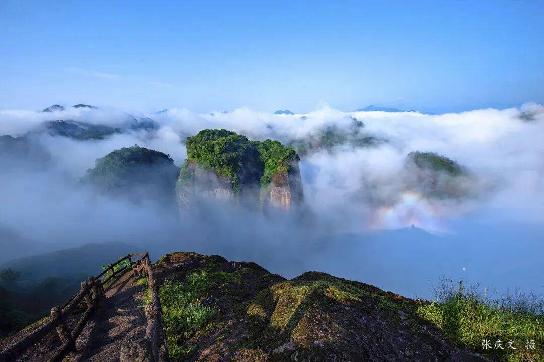 为什么年轻人迷上了爬山? | 秋高气爽<strong></p>
<p>西安博通资讯股份</strong>,是时候出发了→