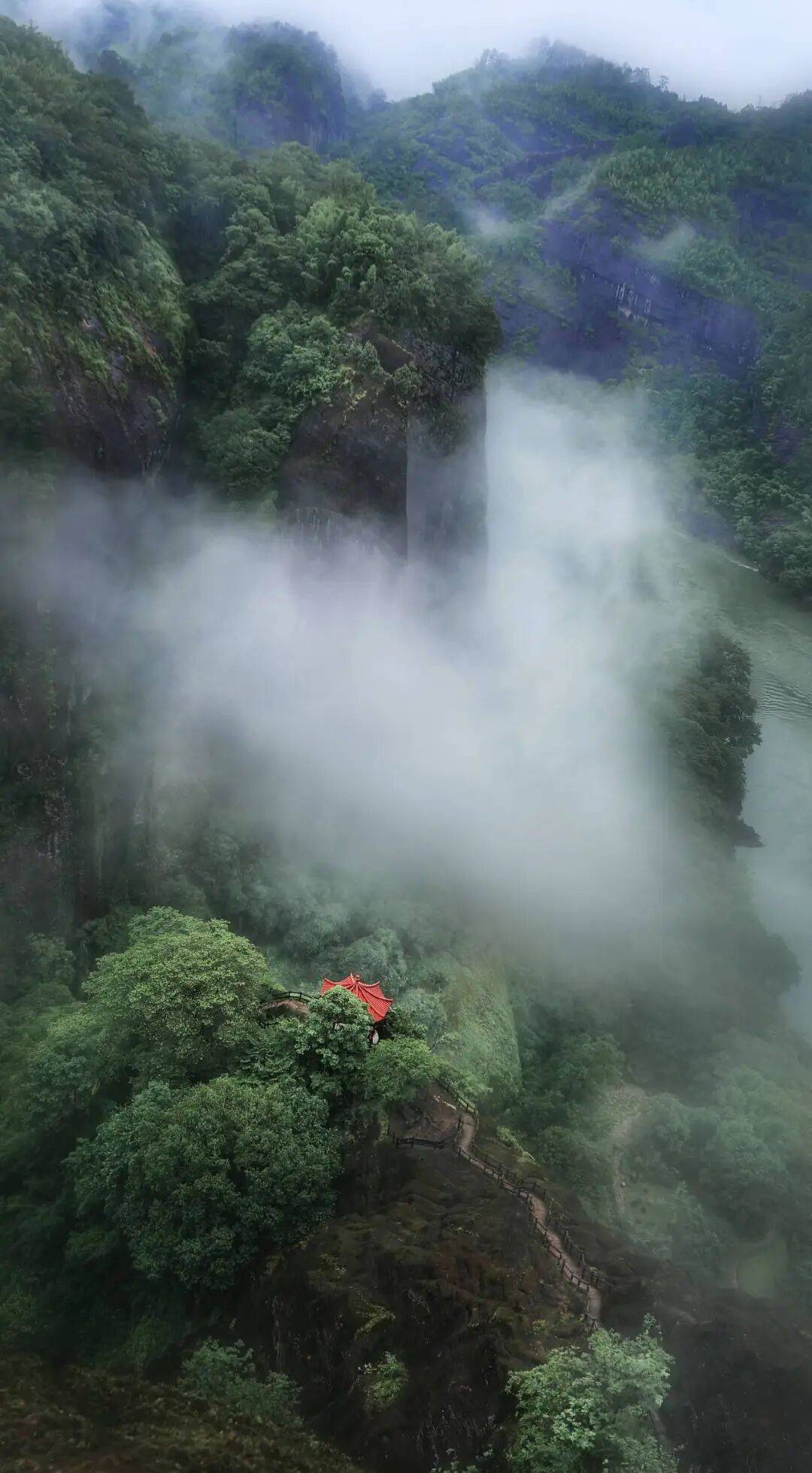 为什么年轻人迷上了爬山? | 秋高气爽<strong></p>
<p>西安博通资讯股份</strong>,是时候出发了→