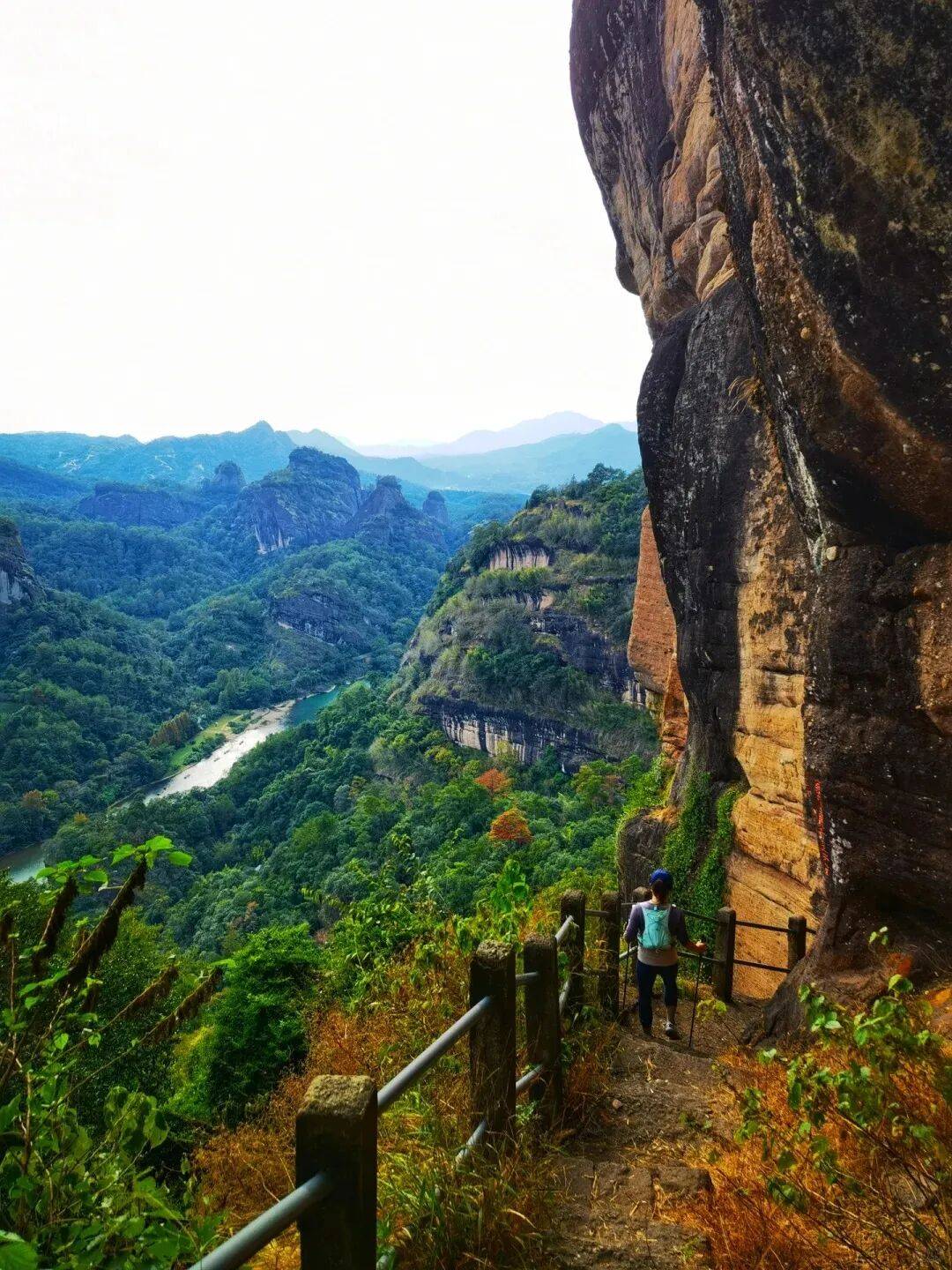 为什么年轻人迷上了爬山? | 秋高气爽<strong></p>
<p>西安博通资讯股份</strong>,是时候出发了→