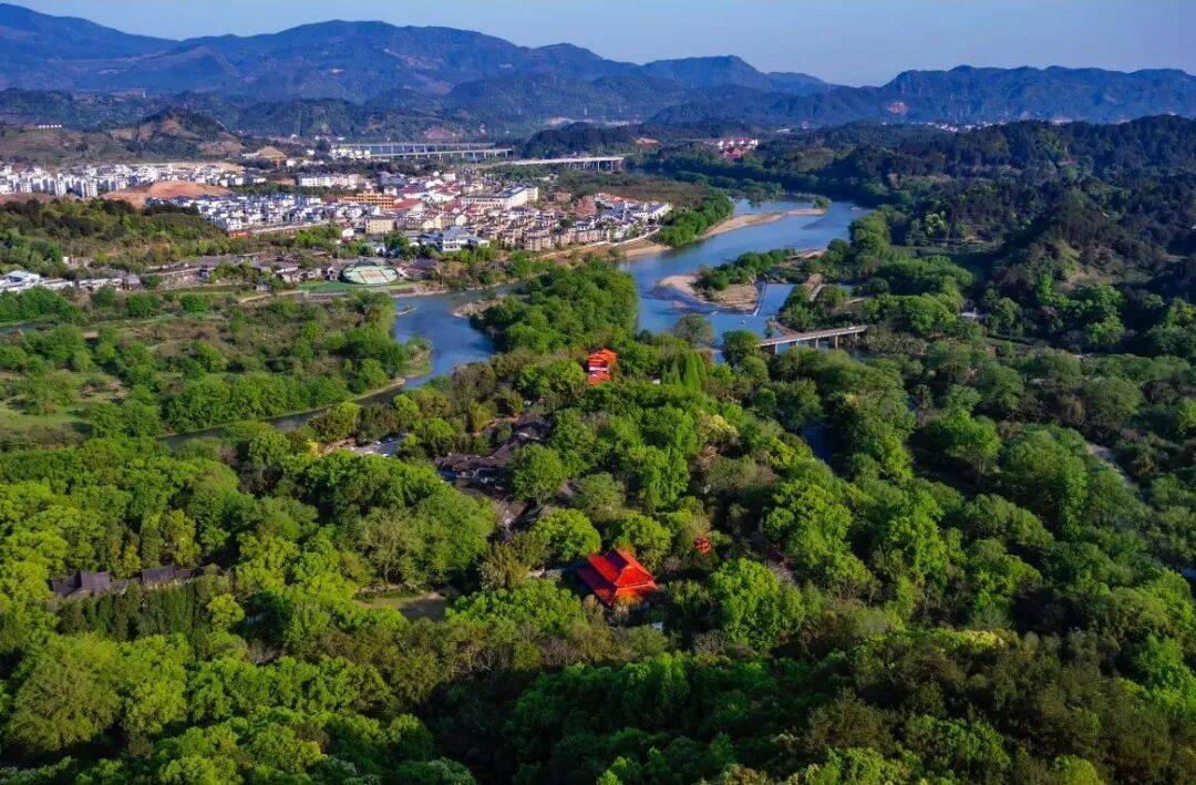 为什么年轻人迷上了爬山? | 秋高气爽<strong></p>
<p>西安博通资讯股份</strong>,是时候出发了→