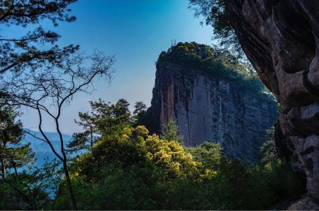 为什么年轻人迷上了爬山? | 秋高气爽<strong></p>
<p>西安博通资讯股份</strong>,是时候出发了→