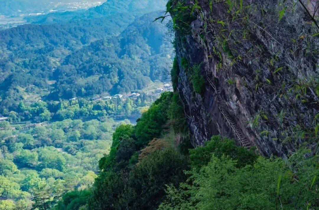 为什么年轻人迷上了爬山? | 秋高气爽<strong></p>
<p>西安博通资讯股份</strong>,是时候出发了→