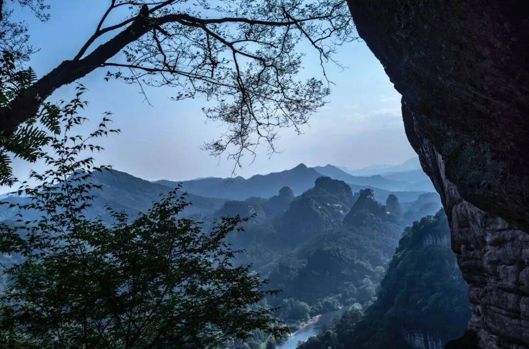 为什么年轻人迷上了爬山? | 秋高气爽<strong></p>
<p>西安博通资讯股份</strong>,是时候出发了→