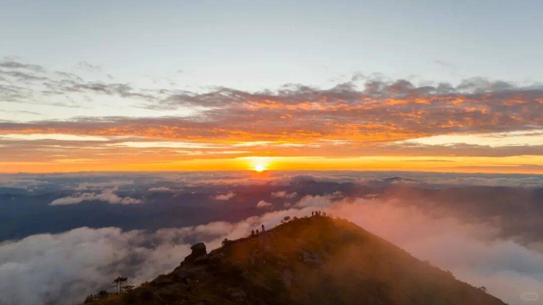 为什么年轻人迷上了爬山? | 秋高气爽<strong></p>
<p>西安博通资讯股份</strong>,是时候出发了→