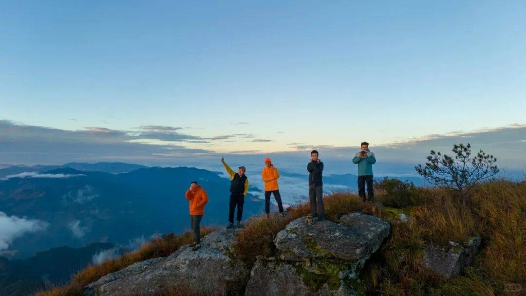 为什么年轻人迷上了爬山? | 秋高气爽<strong></p>
<p>西安博通资讯股份</strong>,是时候出发了→