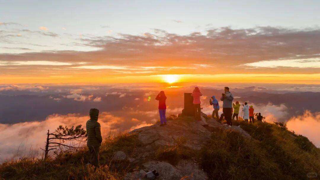 为什么年轻人迷上了爬山? | 秋高气爽<strong></p>
<p>西安博通资讯股份</strong>,是时候出发了→