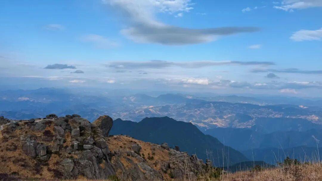 为什么年轻人迷上了爬山? | 秋高气爽<strong></p>
<p>西安博通资讯股份</strong>,是时候出发了→