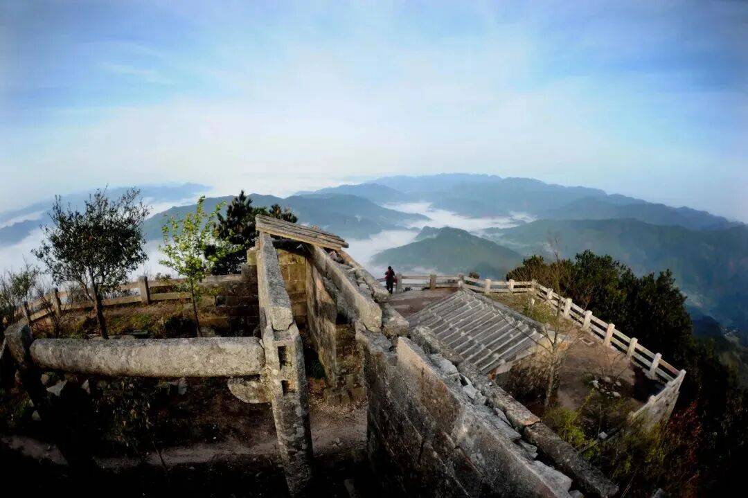 为什么年轻人迷上了爬山? | 秋高气爽<strong></p>
<p>西安博通资讯股份</strong>,是时候出发了→