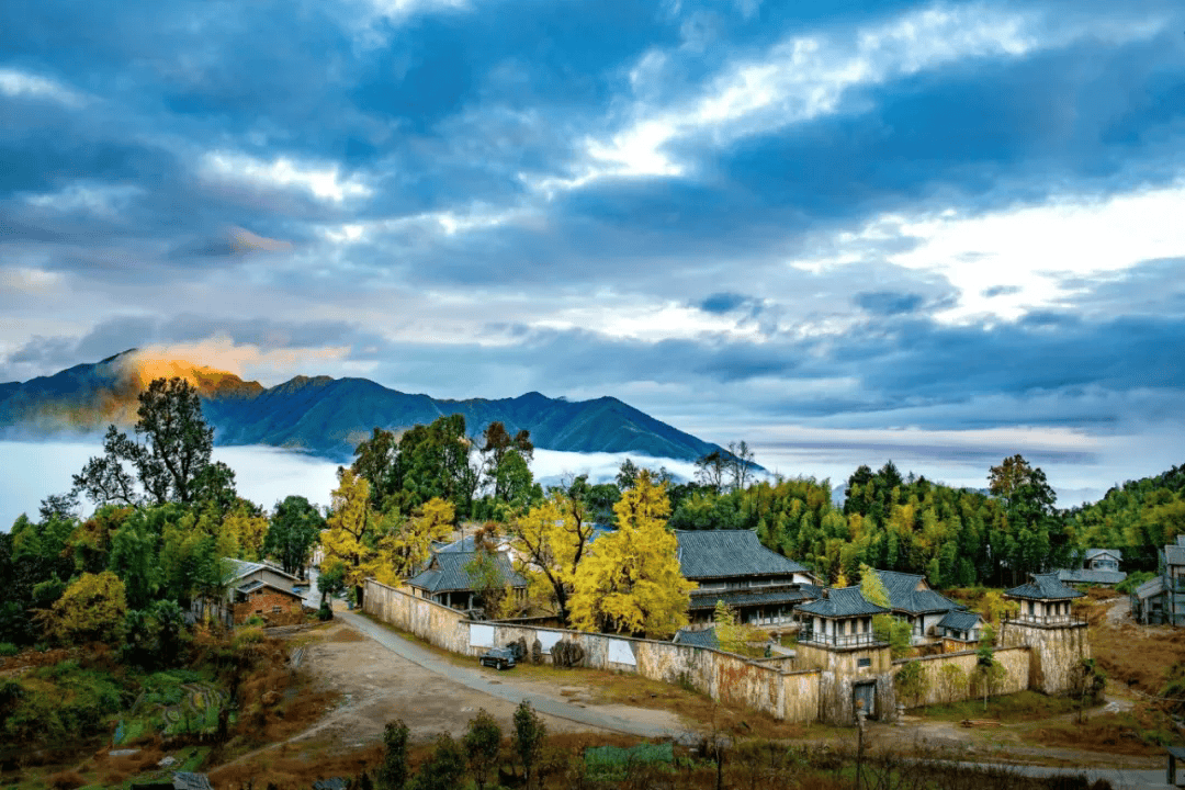 为什么年轻人迷上了爬山? | 秋高气爽<strong></p>
<p>西安博通资讯股份</strong>,是时候出发了→