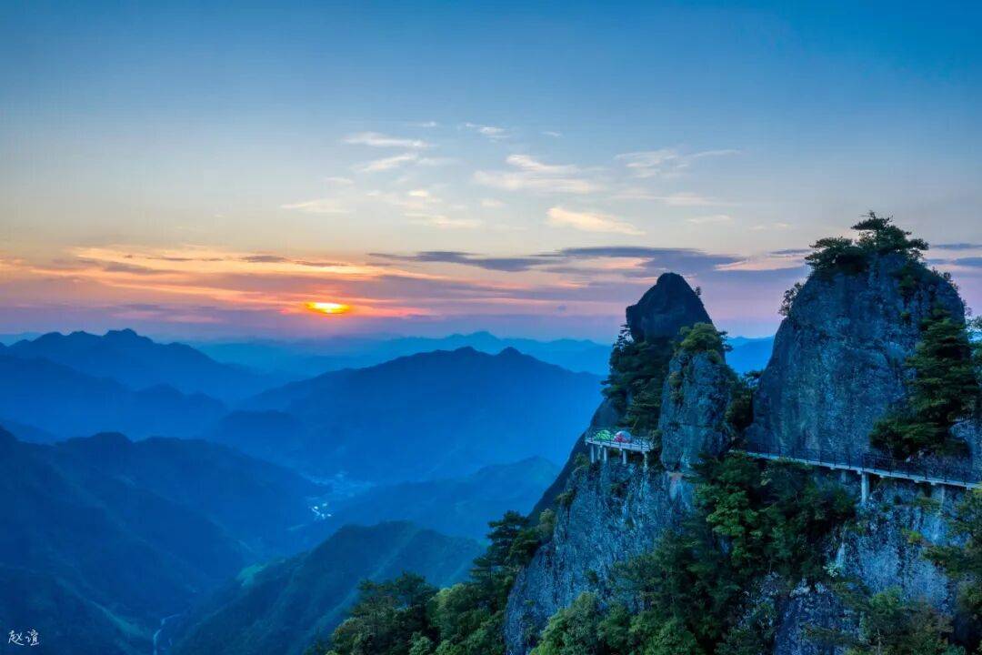 为什么年轻人迷上了爬山? | 秋高气爽<strong></p>
<p>西安博通资讯股份</strong>,是时候出发了→