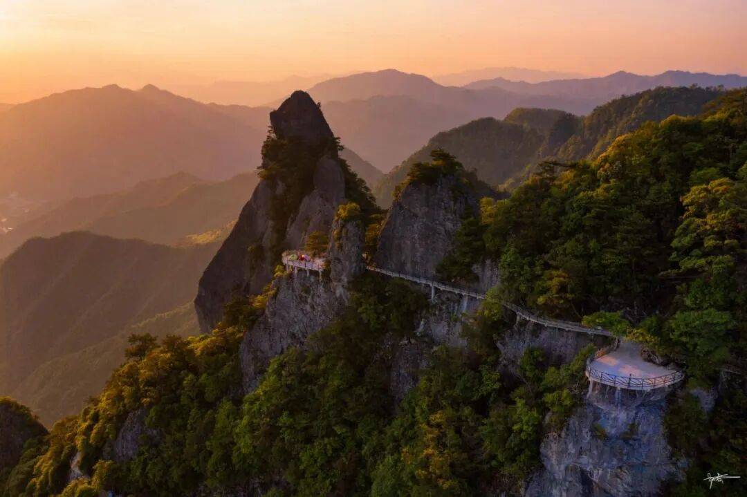 为什么年轻人迷上了爬山? | 秋高气爽<strong></p>
<p>西安博通资讯股份</strong>,是时候出发了→