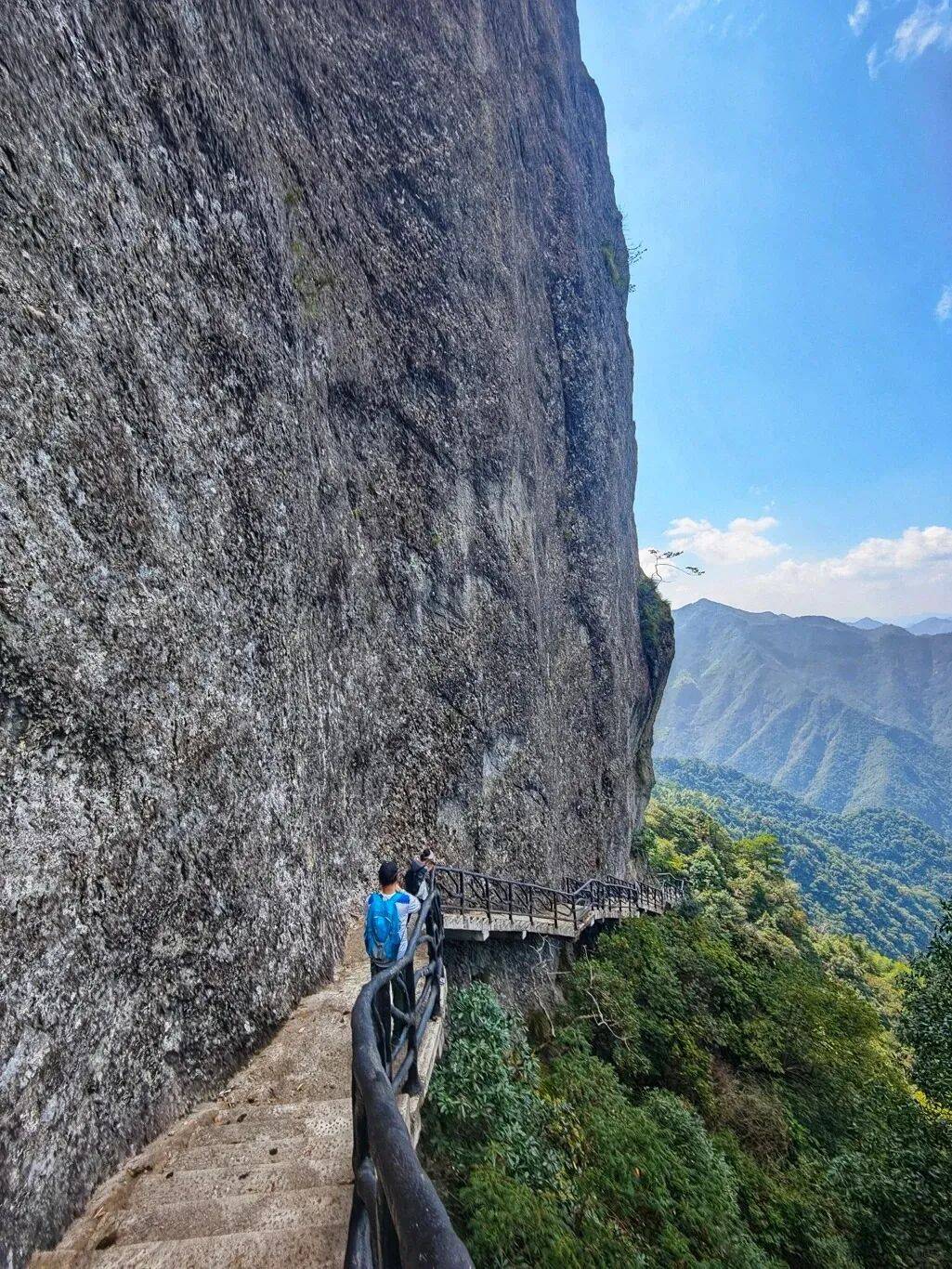 为什么年轻人迷上了爬山? | 秋高气爽<strong></p>
<p>西安博通资讯股份</strong>,是时候出发了→