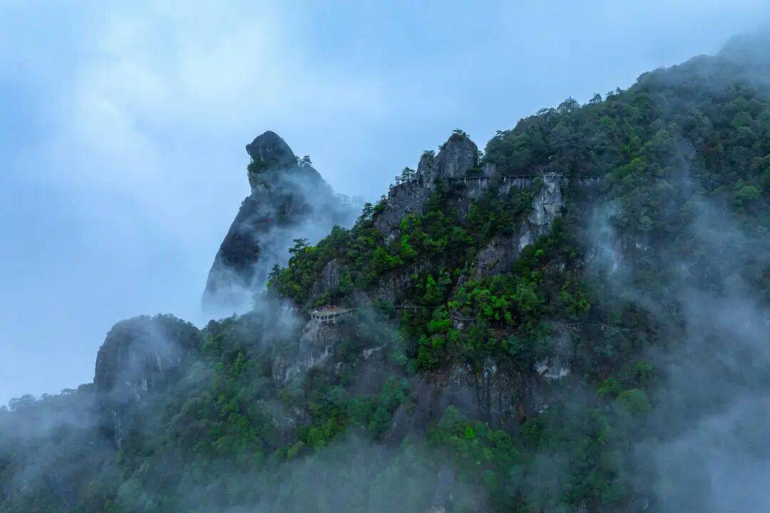 为什么年轻人迷上了爬山? | 秋高气爽<strong></p>
<p>西安博通资讯股份</strong>,是时候出发了→