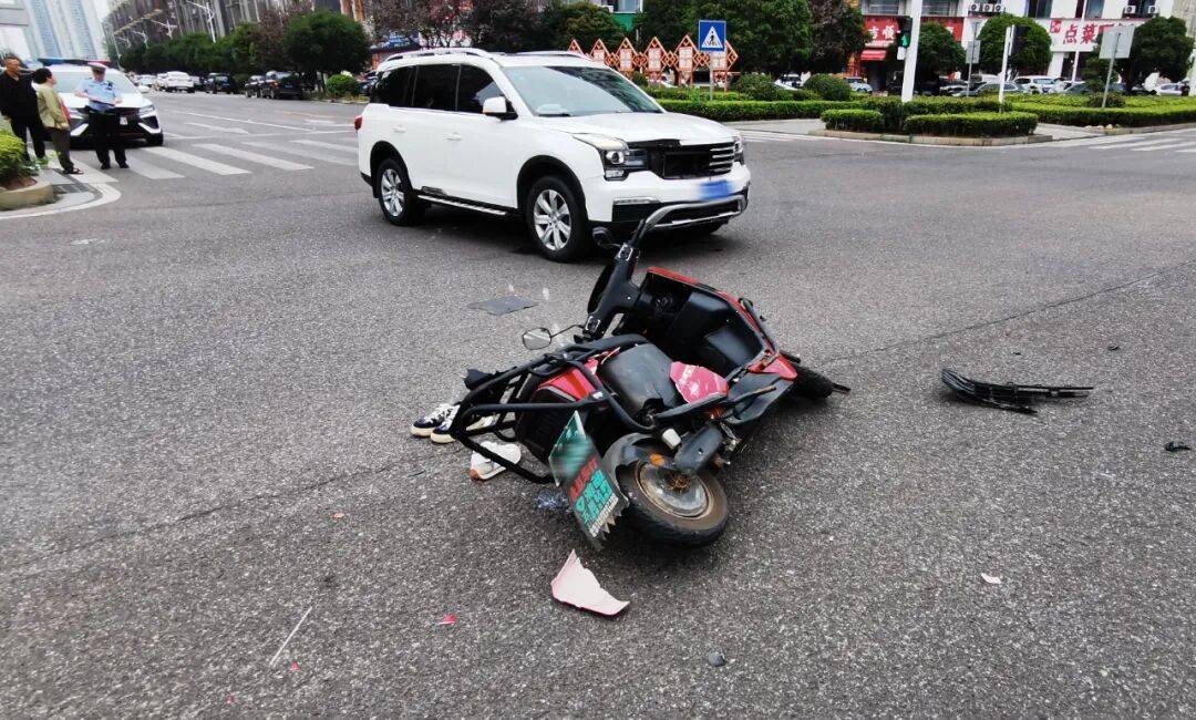 湖南湘潭一女生骑车闯红灯<strong></p>
<p>中宇化工资讯网</strong>,骨折、肝破裂…