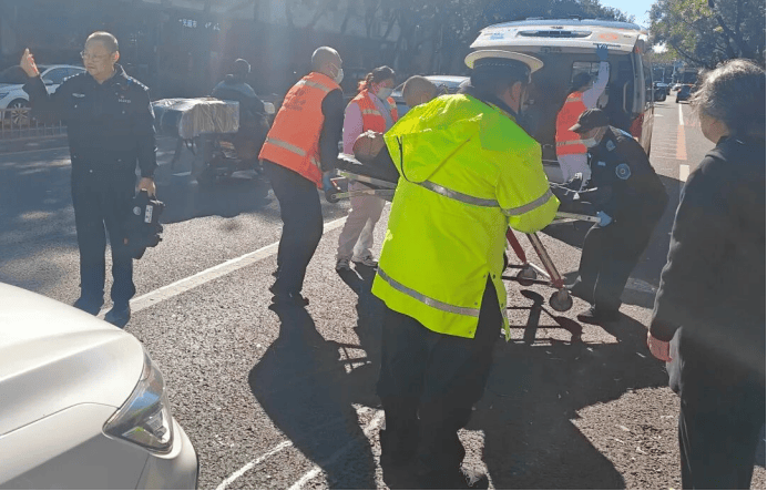 路遇老人被车撞倒 北京公交总队民警客串临时交通指挥员