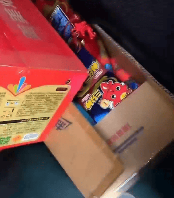 密密麻麻堆满!两亲家为给子女婚礼“添彩”<strong></p>
<p>听资讯</strong>,竟把私家车变成移动“火药库”