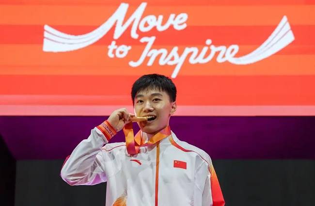 体操世锦赛:小将洪延明夺得男子鞍马金牌