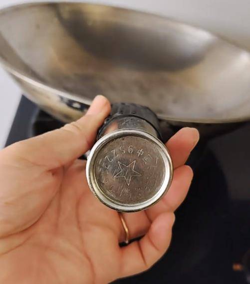 铁锅用了二三十年仍不粘不锈<strong></p>
<p>慈济全球资讯</strong>,女子在线寻厂家想“再买一个”,厂家称已停产