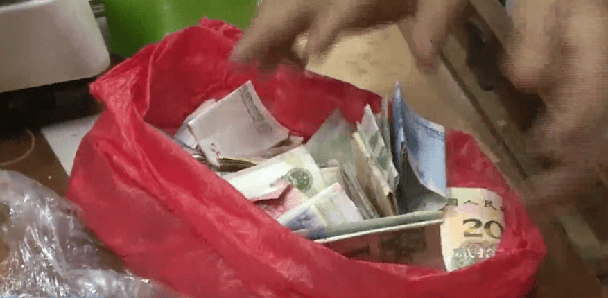 广东一男子两三年持续往批发店无故扔钱<strong></p>
<p>慈济全球资讯</strong>,店主:每次他都不承认,还钱还把钱送回来