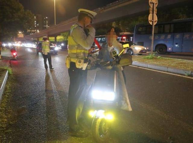 北京“电子眼”开始抓拍电动自行车违法<strong></p>
<p>凯尔特人资讯</strong>,试点审核录入电动自行车违法行为3.8万起