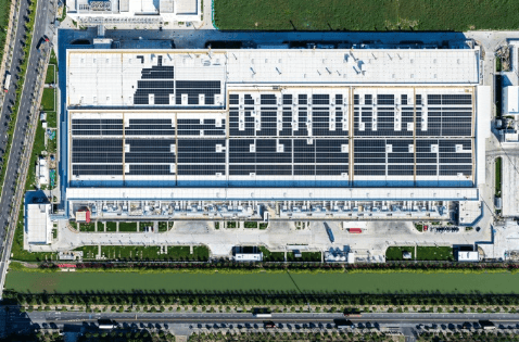 特斯拉副总裁陶琳:特斯拉上海超级工厂屋顶已铺满光伏板<strong></p>
<p>凯尔特人资讯</strong>,每年发1100万度电,减碳4600吨!隔壁储能超级工厂也在加装光伏板
