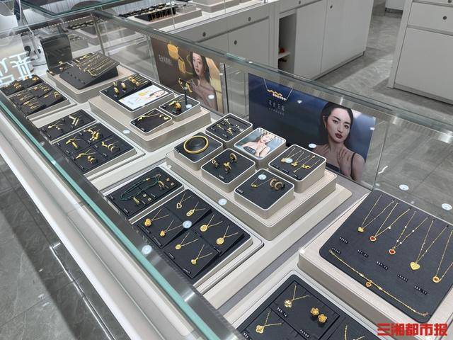 大盘金价跌破900元/克<strong></p>
<p>凯尔特人资讯</strong>,长沙市场“销售热”与“回收潮”并行