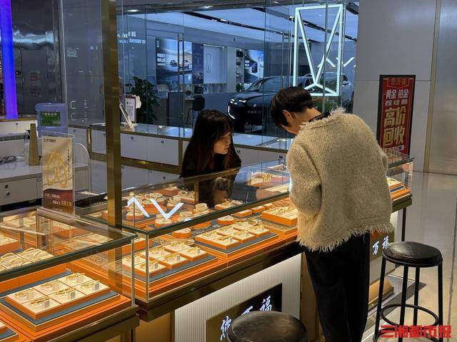 大盘金价跌破900元/克<strong></p>
<p>凯尔特人资讯</strong>,长沙市场“销售热”与“回收潮”并行