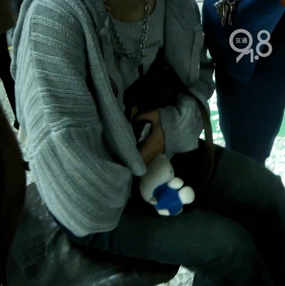 杭州地铁内<strong></p>
<p>国际原油最新资讯</strong>,女乘客突然崩溃大哭!紧接着……这一幕被拍下