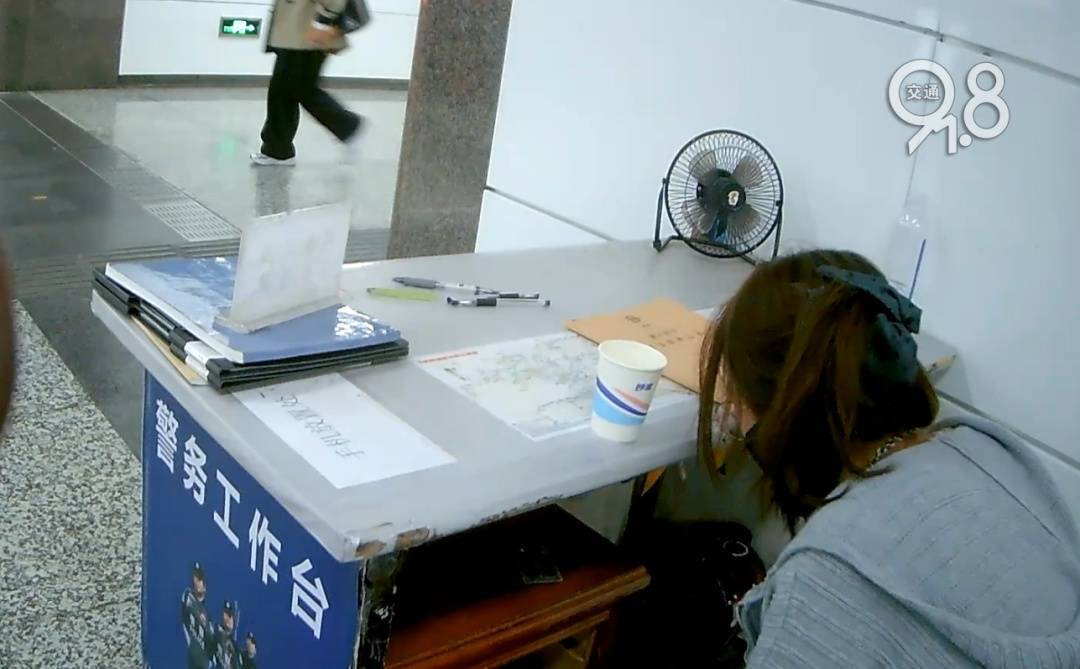 杭州地铁内<strong></p>
<p>国际原油最新资讯</strong>,女乘客突然崩溃大哭!紧接着……这一幕被拍下