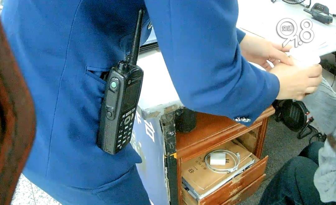 杭州地铁内<strong></p>
<p>国际原油最新资讯</strong>,女乘客突然崩溃大哭!紧接着……这一幕被拍下