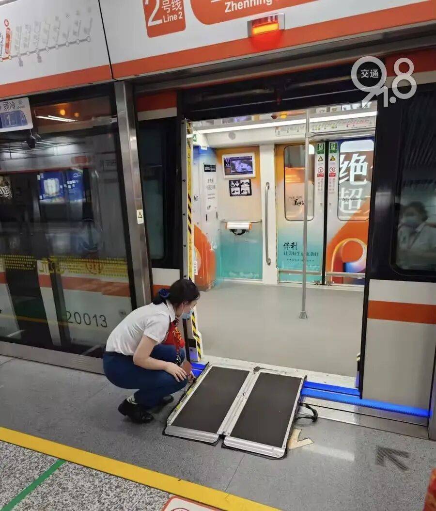 杭州地铁内<strong></p>
<p>国际原油最新资讯</strong>,女乘客突然崩溃大哭!紧接着……这一幕被拍下