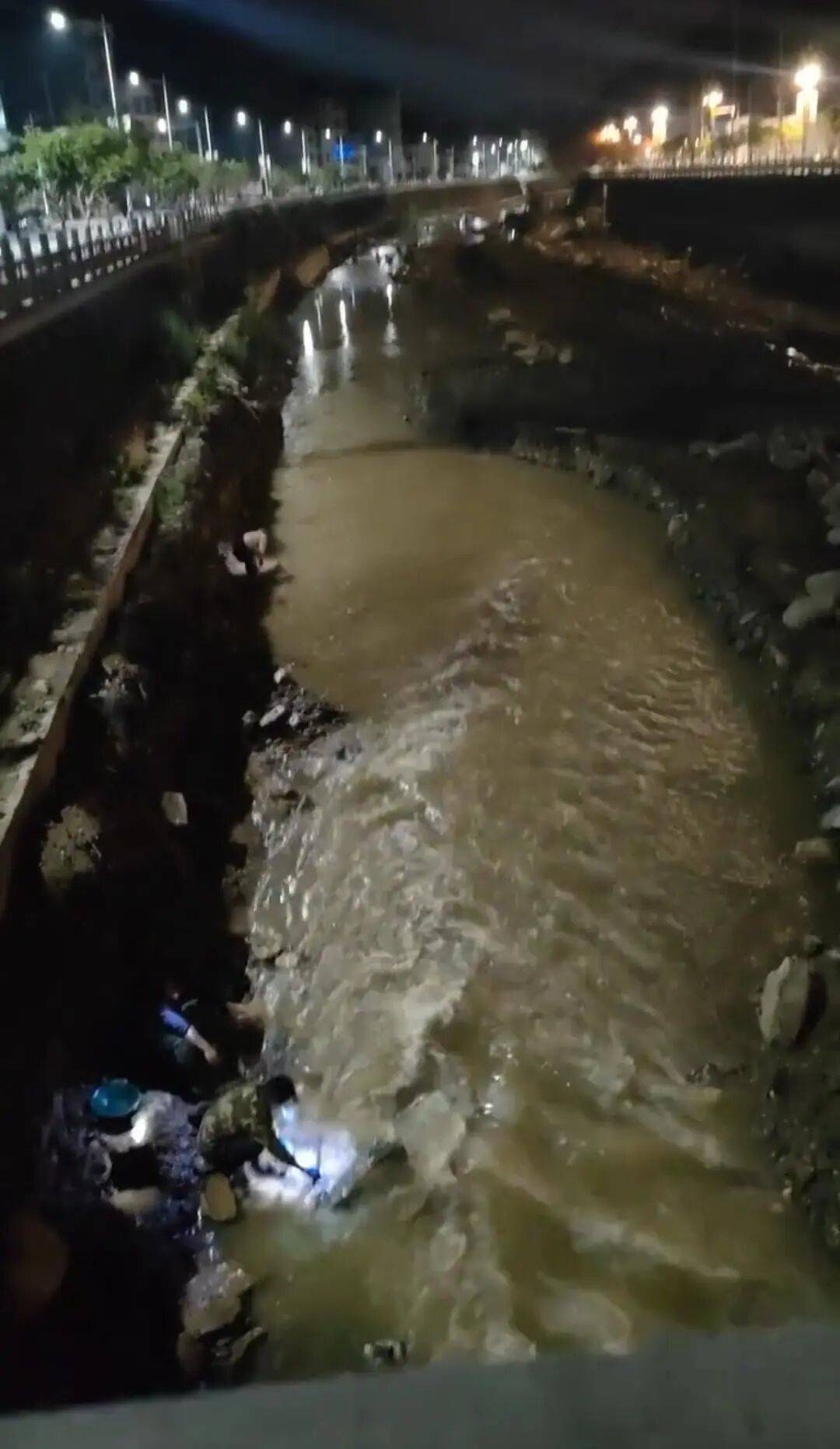 “一盆出5克多”<strong></p>
<p>dota2更新资讯</strong>,多人凌晨下河淘金!当地警方回应