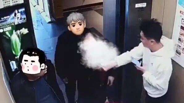 大叔叼着烟进电梯<strong></p>
<p>黄埔一号v军校资讯</strong>,小伙果断出手!网友点赞