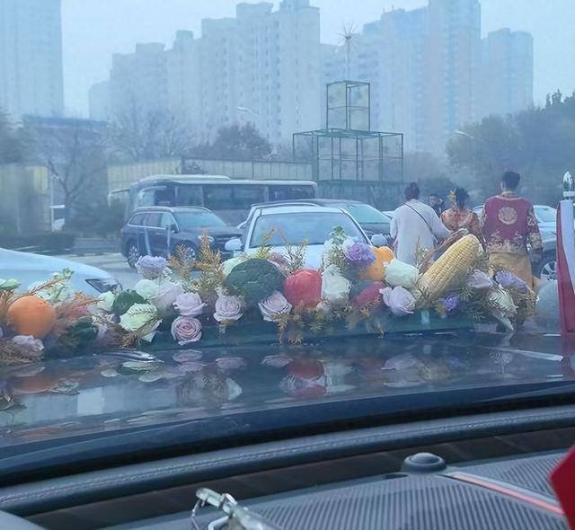 河北一对新人结婚遭拦车索要50条香烟<strong></p>
<p>黄埔一号v军校资讯</strong>,街道办接线员称“拦婚车较常见,不拦反而不好”