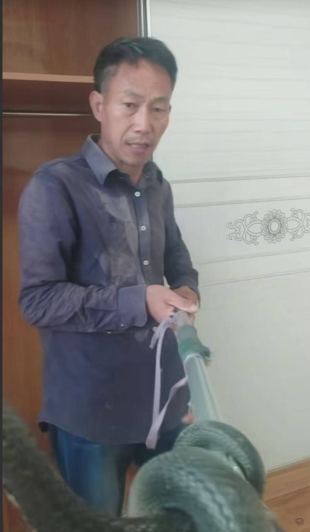 “蛇被我甩开了<strong></p>
<p>林俊杰微博</strong>,没完全注射毒液”,湖南直播抓蛇被咬伤网红被警方拘留后发声道歉