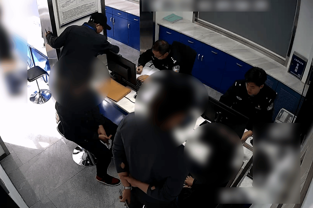 男子9600元转卖全新苹果17Pro max<strong></p>
<p>林俊杰微博</strong>,买家爽快转账1万后,其老婆银行卡被冻结!民警:这笔钱涉诈