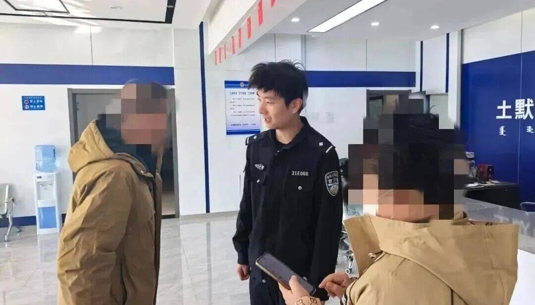 男子彩票中奖太兴奋<strong></p>
<p>凤凰网资讯台在线直播</strong>,拍照发业主群分享,隔天奖金被邻居冒领……